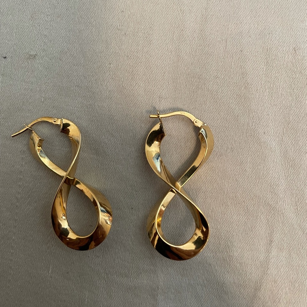 14 carat gold, made in Italy earrings.